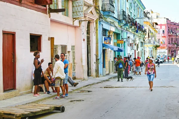 Tipikus utcai élet-Havanna, Kuba — Stock Fotó