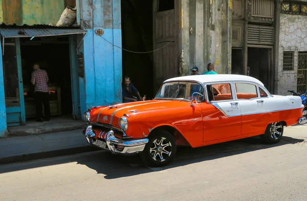 Havana'da retro araba kırmızı ve beyaz — Stok fotoğraf