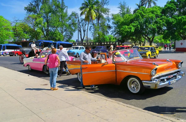 Pomarańczowy czerwony retro taxi w Hawanie — Zdjęcie stockowe