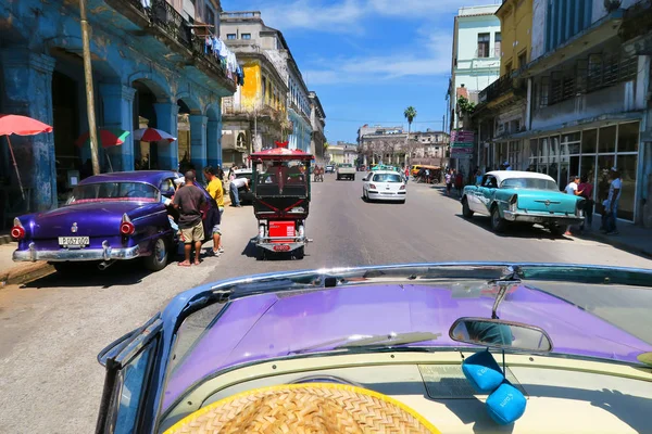 Оживленная уличная жизнь Гаваны — стоковое фото