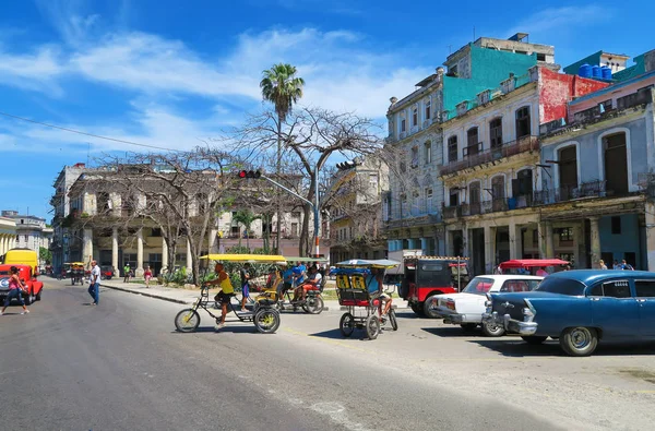 哈瓦那，路上交通繁忙 — 图库照片