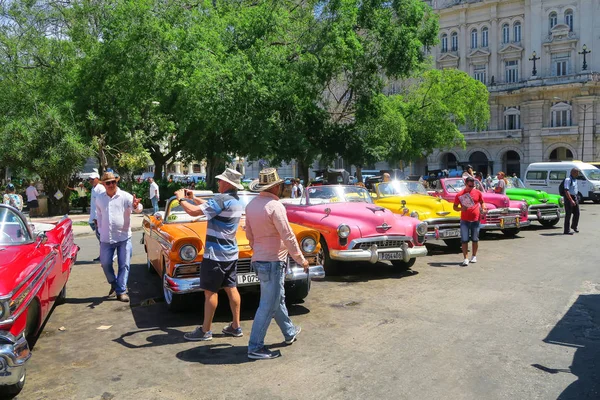 Retro samochód parkowanie w centrum Hawany — Zdjęcie stockowe