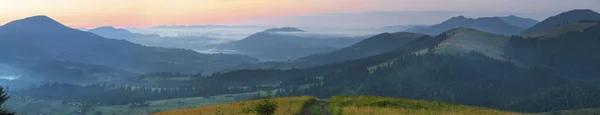 Schöne neblige milchige Morgendämmerung über dem Dorf Werchovyna in ukr — Stockfoto