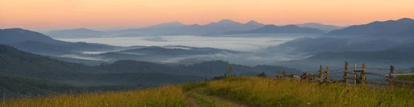 안개 낀 새벽 Carpathians에서 마 위에 — 스톡 사진