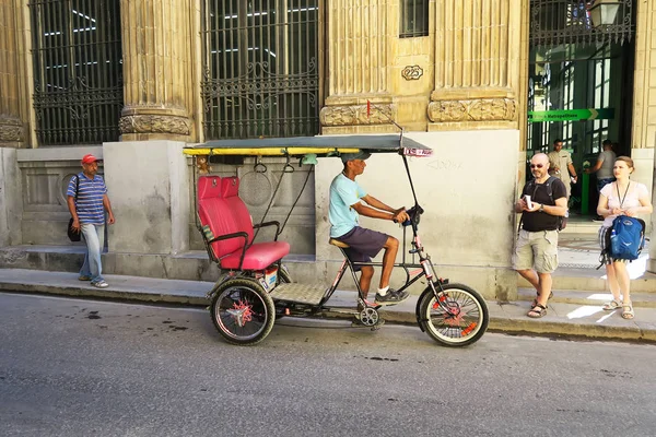 Tipikus tricikli taxi-Havanna, Kuba — Stock Fotó