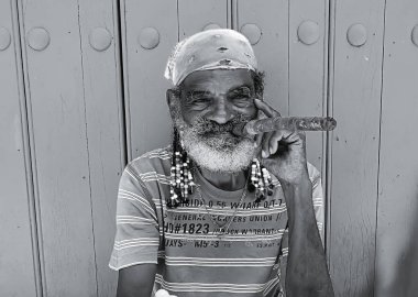 ikonik yaşlı bir adam, bir puro ile Havana'nın