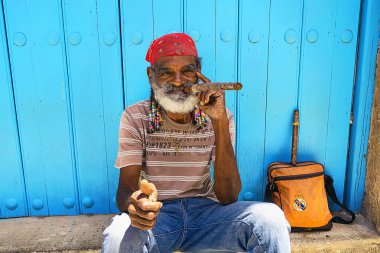 ikonik yaşlı bir adam, bir puro ile Havana'nın