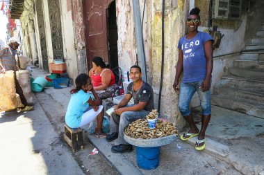 Havana'nın sokaklarda Küba tüccarlar