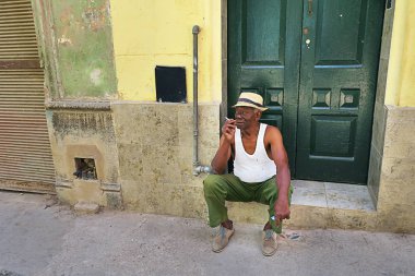 Kübalı ihtiyar bir sigara 