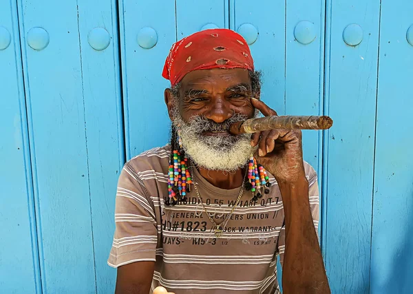 Un anciano icónico de La Habana con un cigarro —  Fotos de Stock