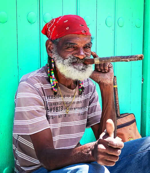 Un anciano icónico de La Habana con un cigarro —  Fotos de Stock