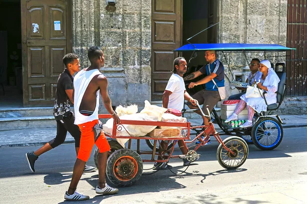 Typiska trehjuling taxi i Havanna, Kuba — Stockfoto