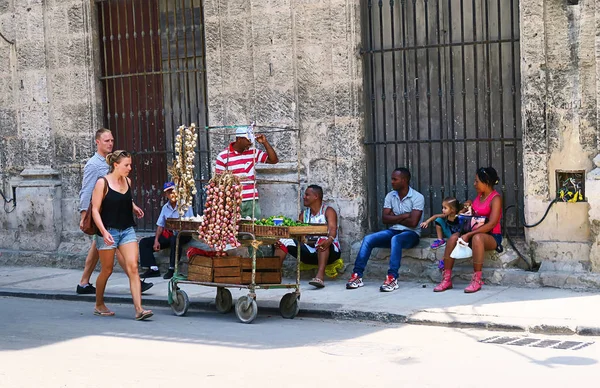 Utcai élet Havanna - lakosok és a turisták — Stock Fotó
