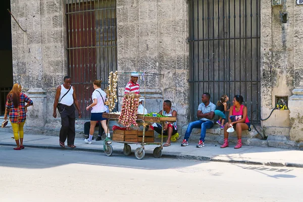 Gatuliv Havanna - invånare och turister — Stockfoto