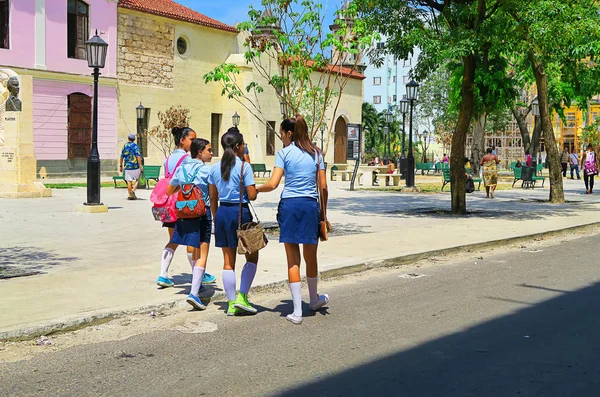 Кубинские школьницы после школы на улице Гаваны — стоковое фото