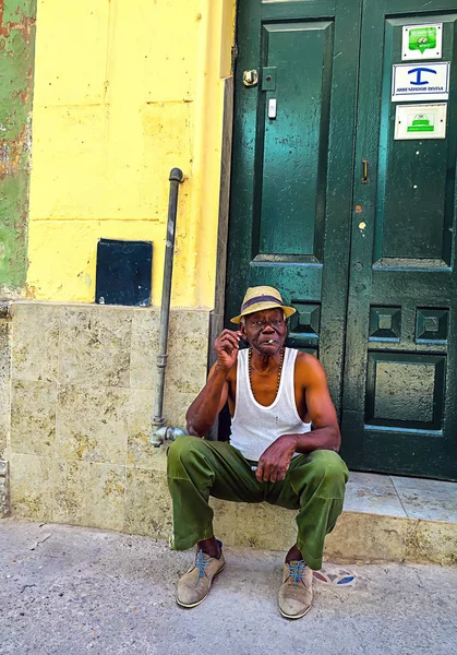 Alter kubanischer mann raucht eine zigarette — Stockfoto