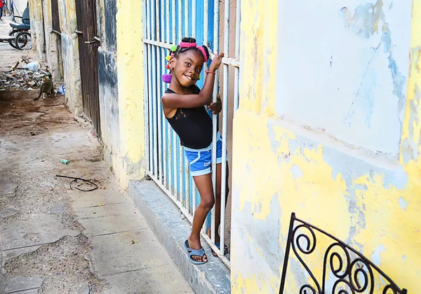 Pequeña chica cubana linda sonriendo a un extraño —  Fotos de Stock