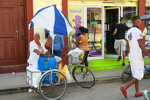 Concurrida calle de La Habana con vendedores ambulantes y supermercado — Foto de Stock