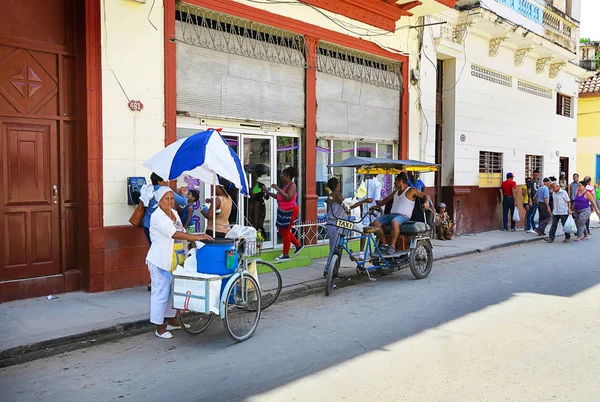 Concurrida calle comercial de La Habana — Foto de Stock