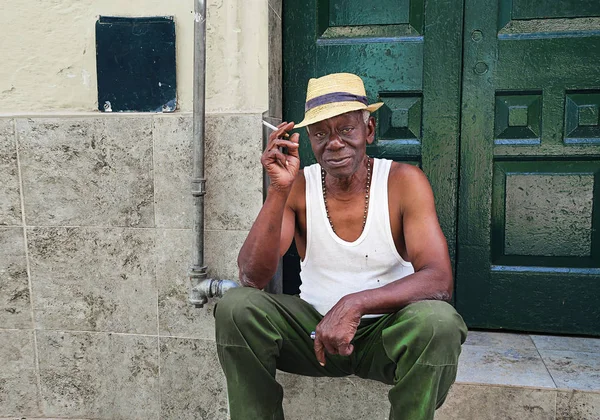 Viejo icónico hombre cubano africano fumando su cigarrillo —  Fotos de Stock