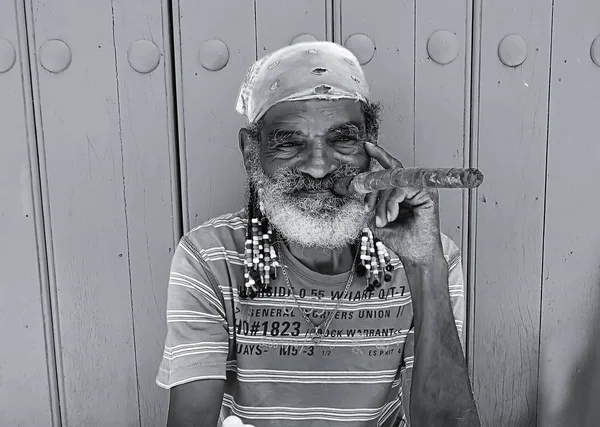 Ikonik yaşlı bir adam, bir puro ile Havana'nın Telifsiz Stok Imajlar