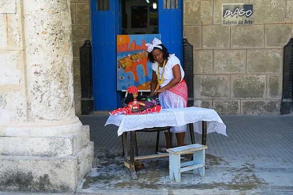 Havana'nın şüpheli bir göz ile sokakta bir falcı — Stok fotoğraf