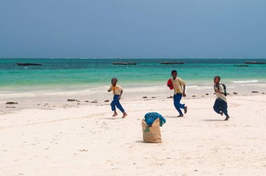 Plaj boyunca çalışan Zanzibar bilirler