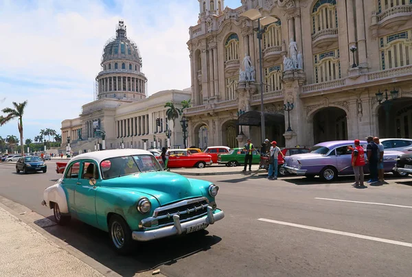 Retro vintage carro perto da casa Capitólio de Havana — Fotografia de Stock