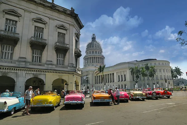 Uma linha de carros retro cabriolet coloridos em Havana — Fotografia de Stock