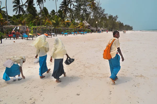 Los escolares de Zanzíbar en la playa después de la escuela —  Fotos de Stock