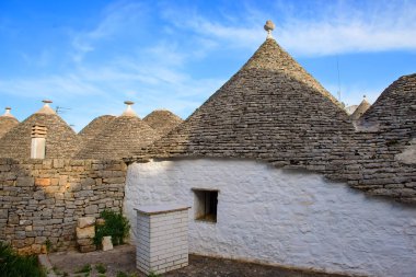 güzel beyaz trulli evleri Alberobello, İtalya