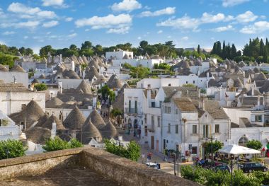 Puglia, İtalya Alberobello şehir üzerinde Üstten Görünüm