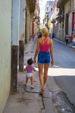 Genç Küba anne Hav içinde onun kız yürümeye başlayan çocuk ile bir yürüyüş için gidiyor