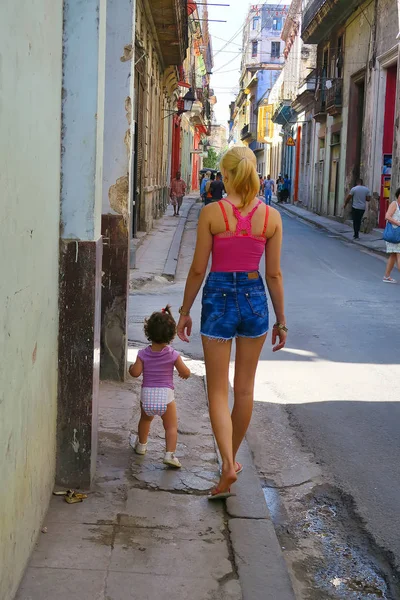 Joven madre cubana dando un paseo con su niña en Hav — Foto de Stock