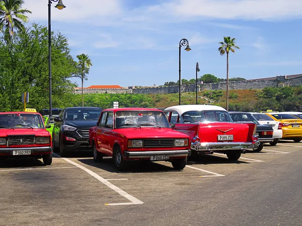 Retro radzieckich i amerykańskich samochodów w Hawanie — Zdjęcie stockowe