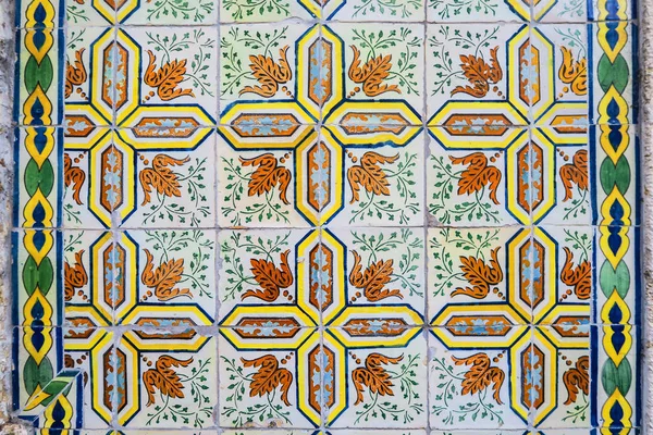 Hermosos azulejos portugueses coloridos ornamentos — Foto de Stock