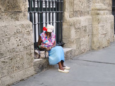 yaşlı bir renkli Küba kadın sokakta bir puro Sigara