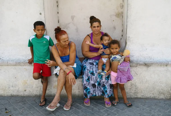 在哈瓦那古巴吉普赛人的家族肖像 — 图库照片