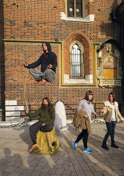 Krakow merkezinde erkek levitation eğlenceli — Stok fotoğraf