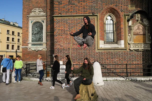 Levitación masculina en el centro de Cracovia — Foto de Stock