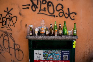Venice, İtalya - 20 Temmuz, 2017: boş şişe, teneke ve plastik bardak koleksiyonu, spontan Natürmort (naturemorte Merkezi Venedik, İtalya, bazı anti-çevreciler tarafından yaptı) 