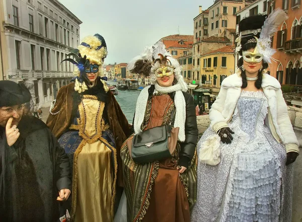 Γλυκύτατες οι κυρίες στο κοστούμια για Καρναβάλι Βενετίας — Φωτογραφία Αρχείου