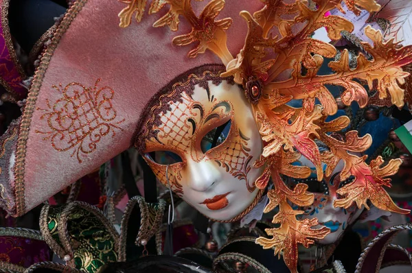 Masker van de traditionele rode carnaval in Venetië — Stockfoto