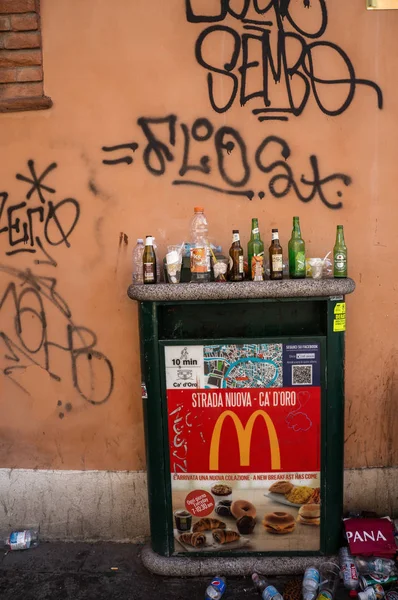 Veneza Itália Julho 2017 Garrafas Vazias Latas Copos Plástico Deixados — Fotografia de Stock