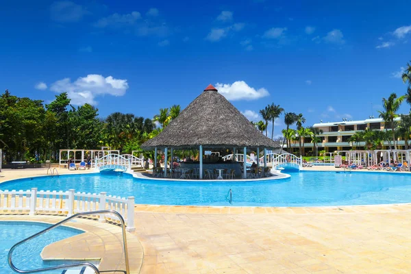 smiwwing havuz kenarında egzotik tropik resort 