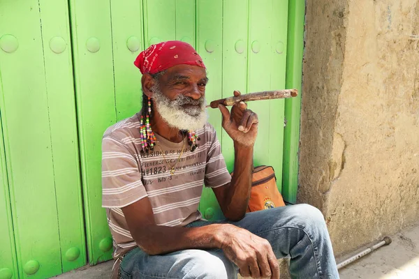 Fumatore di sigari all'Avana — Foto Stock