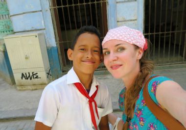 Küba, Havana - 07 Nisan, 2016: teen Küba öncü ve Genç Ukraynalı kadın Havana sokakta karşılamak ve bir fotoğraf birlikte dostluk bir işareti olarak almak