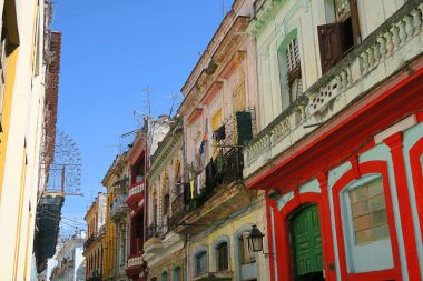 Havana, Küba'da ıslak giysileri ile balkon