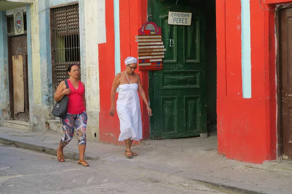 Calle típica de La Habana con residentes —  Fotos de Stock