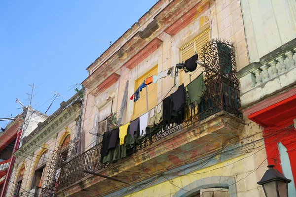 아바나, 쿠바에서 젖은 옷 발코니 — 스톡 사진